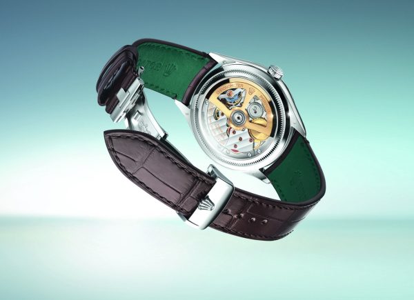 Bridges decorated with the Rolex Côtes de Genève can be admired through the sapphire crystal case back